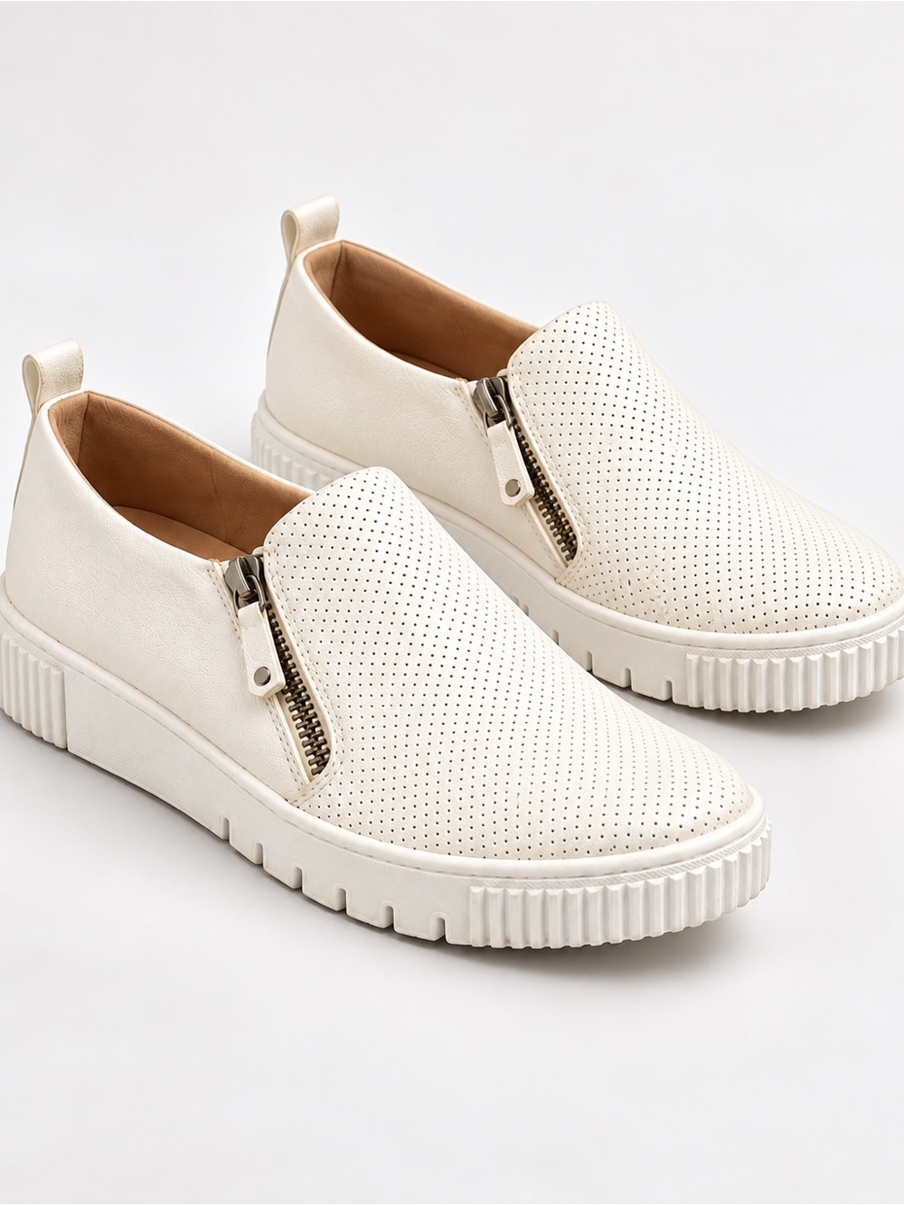 Naturalizer white slip on sneaker women 7.5 m